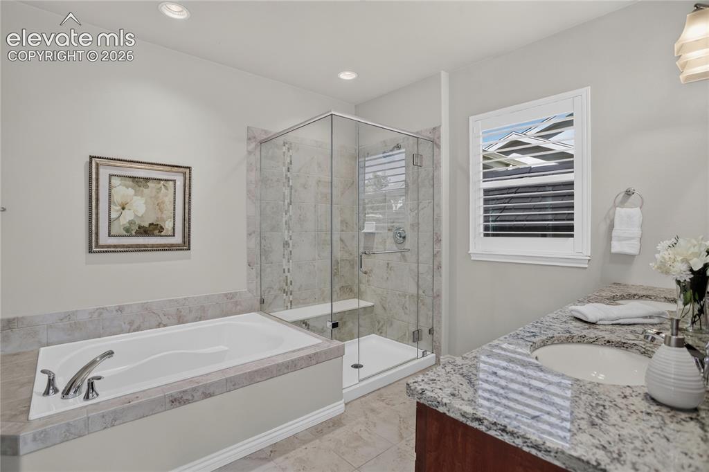 Image 12 of 29: 5-piece bath w/ large soaking tub