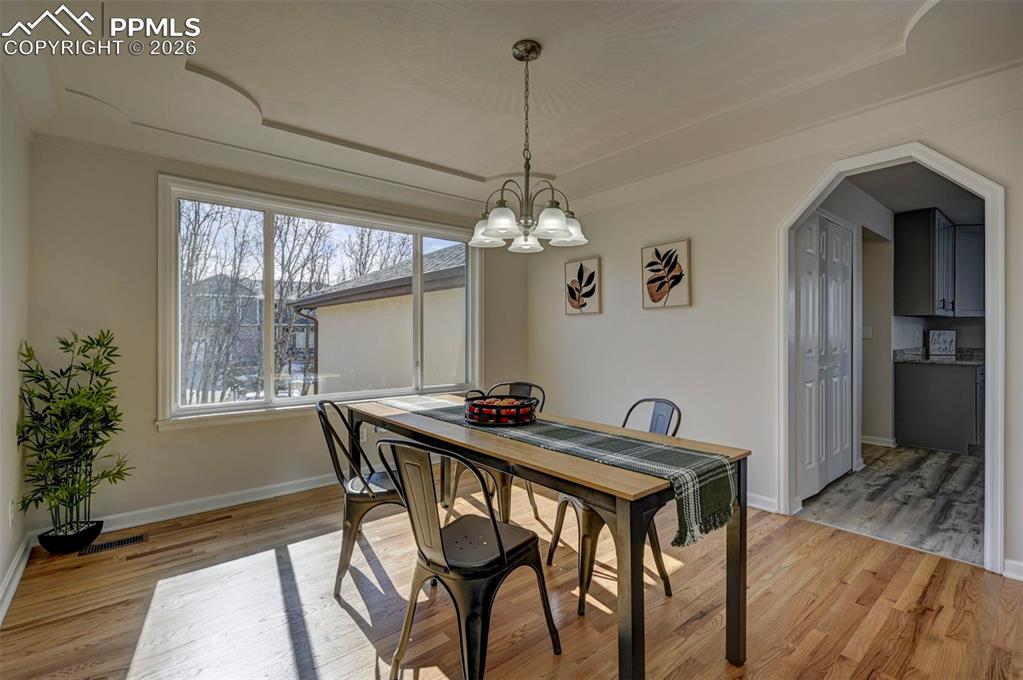 Image 12 of 50: Dining Area