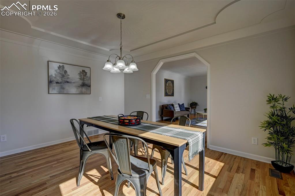 Image 13 of 50: Dining Area