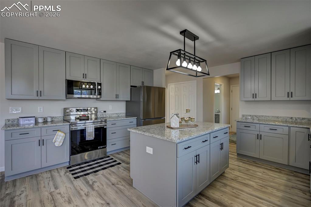 Image 14 of 50: Kitchen