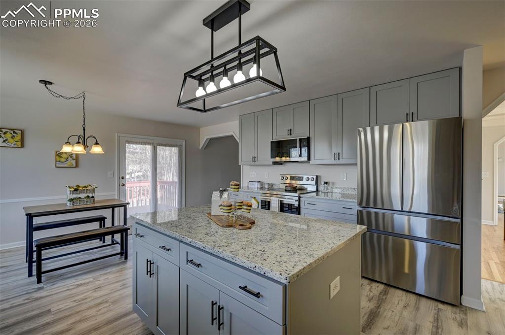 Image 16 of 50: Kitchen