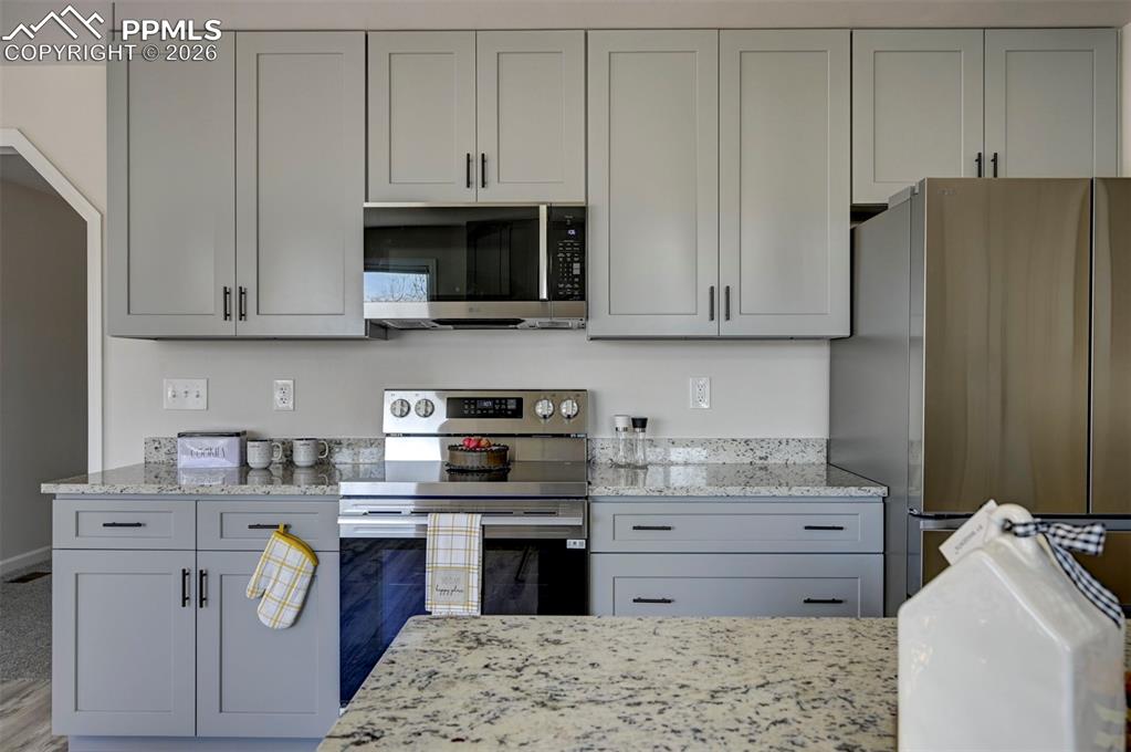 Image 18 of 50: Kitchen