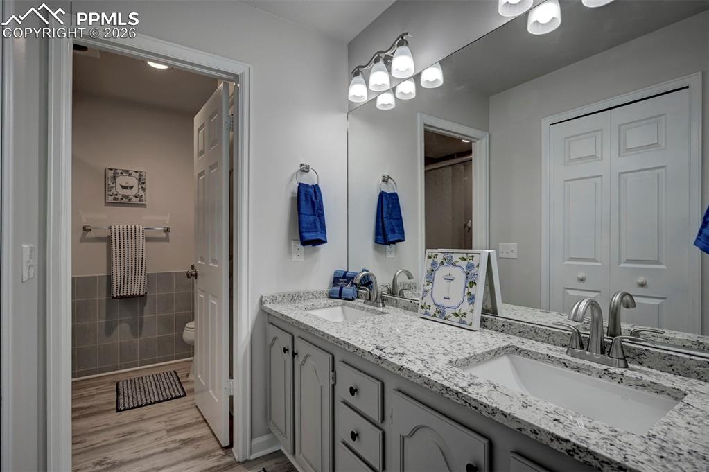 Image 31 of 50: Bathroom