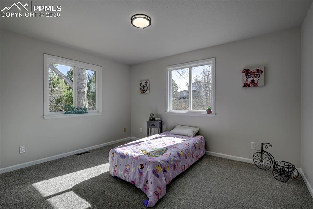 Image 34 of 50: Bedroom