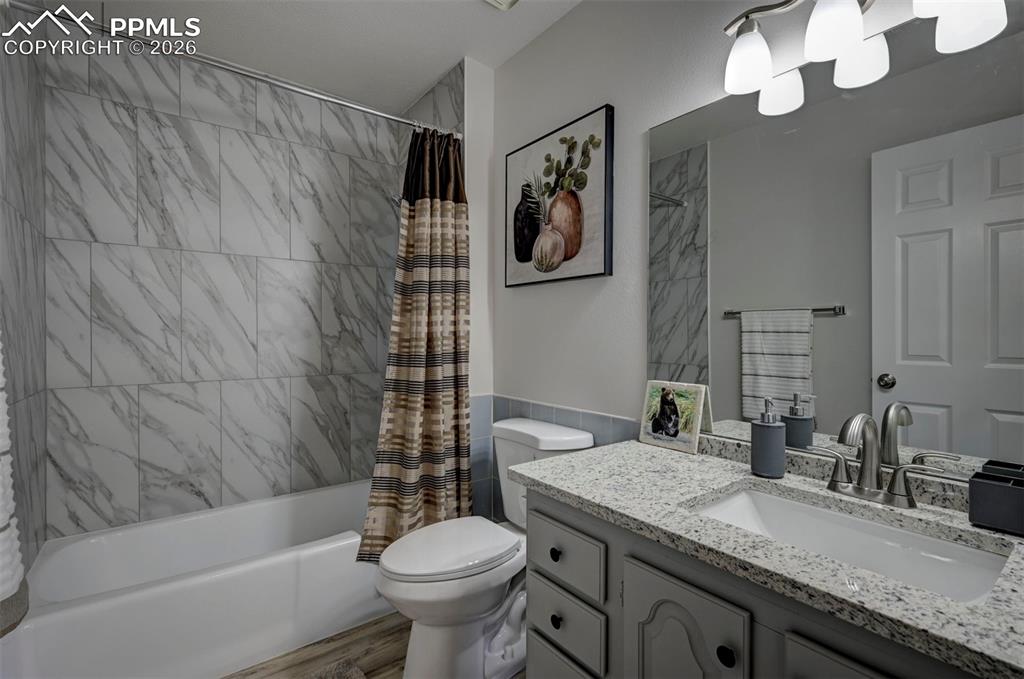 Image 35 of 50: Bathroom