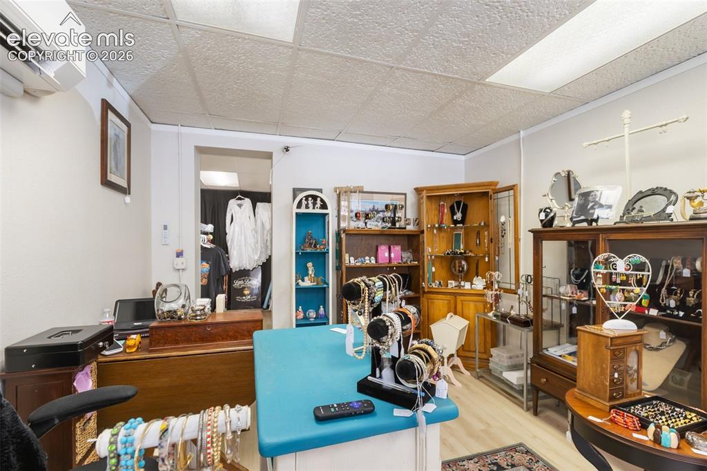 Image 10 of 12: Office
