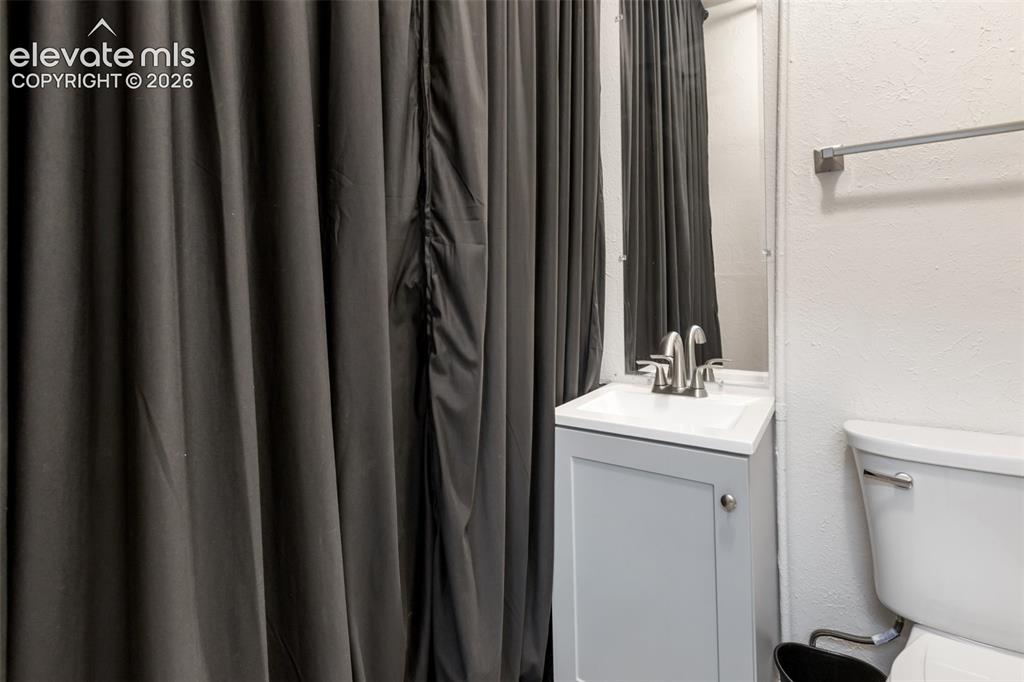 Image 11 of 12: Bathroom