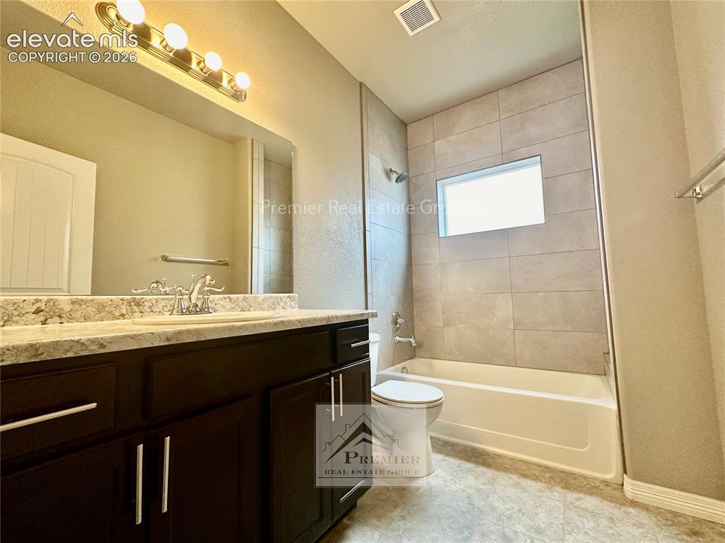 Image 15 of 21: Bathroom