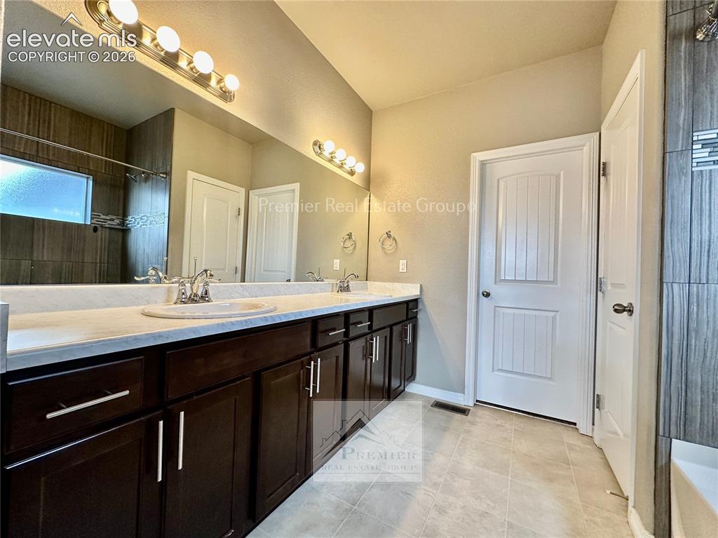 Image 16 of 21: Bathroom