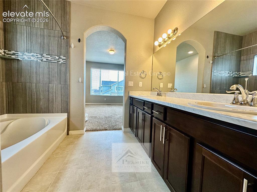 Image 17 of 21: Bathroom