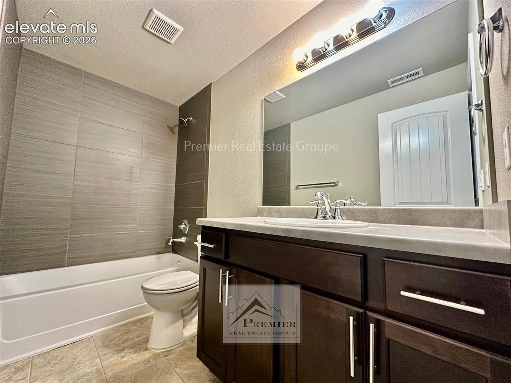 Image 18 of 21: Bathroom