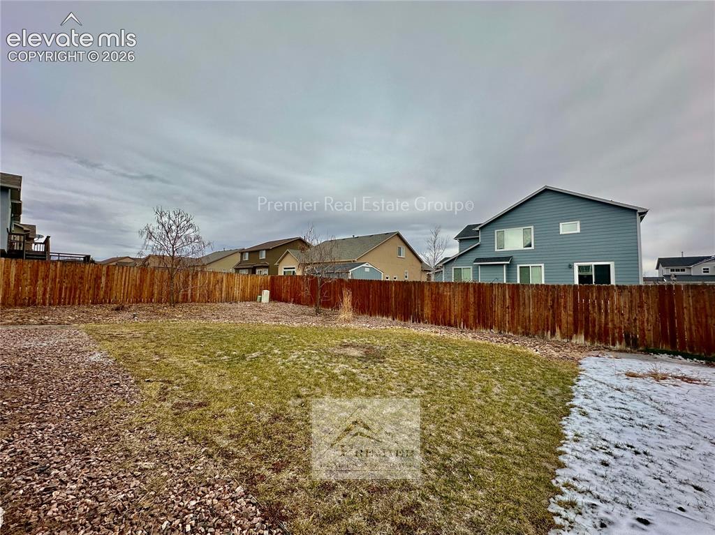 Image 19 of 21: Yard
