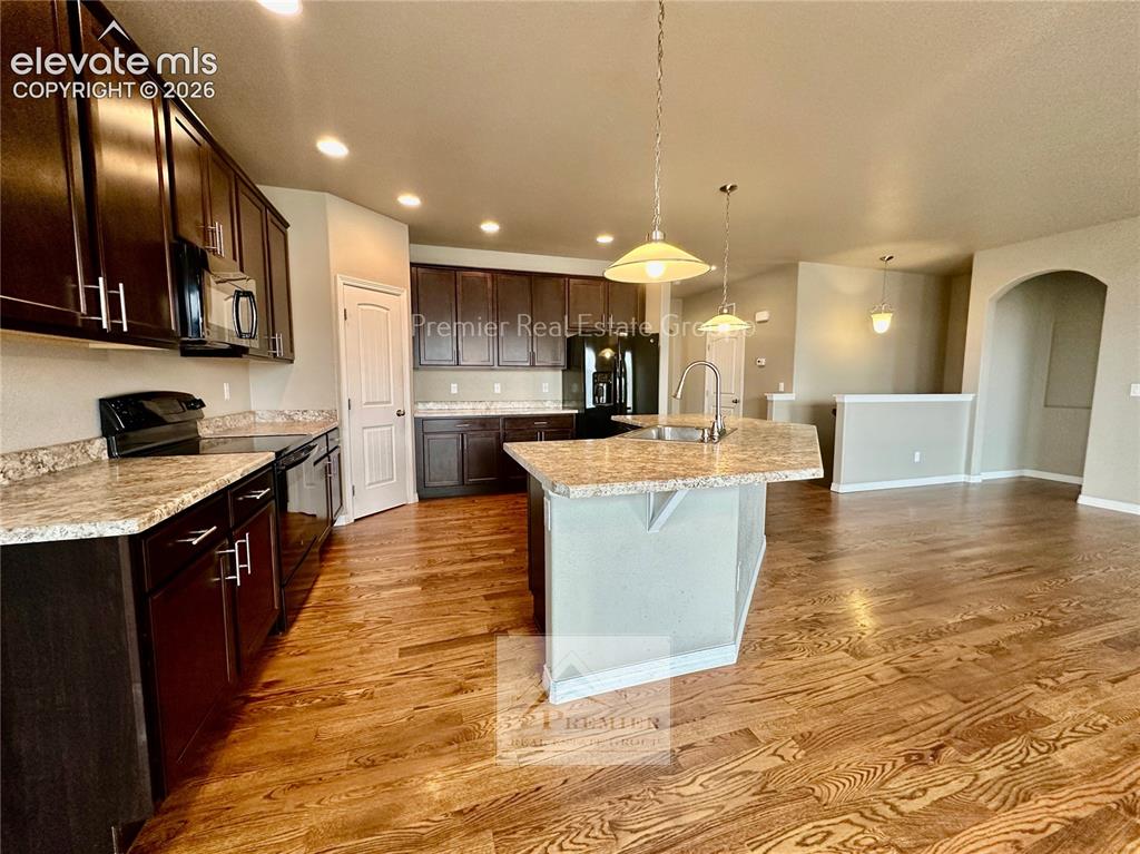 Image 6 of 21: Kitchen