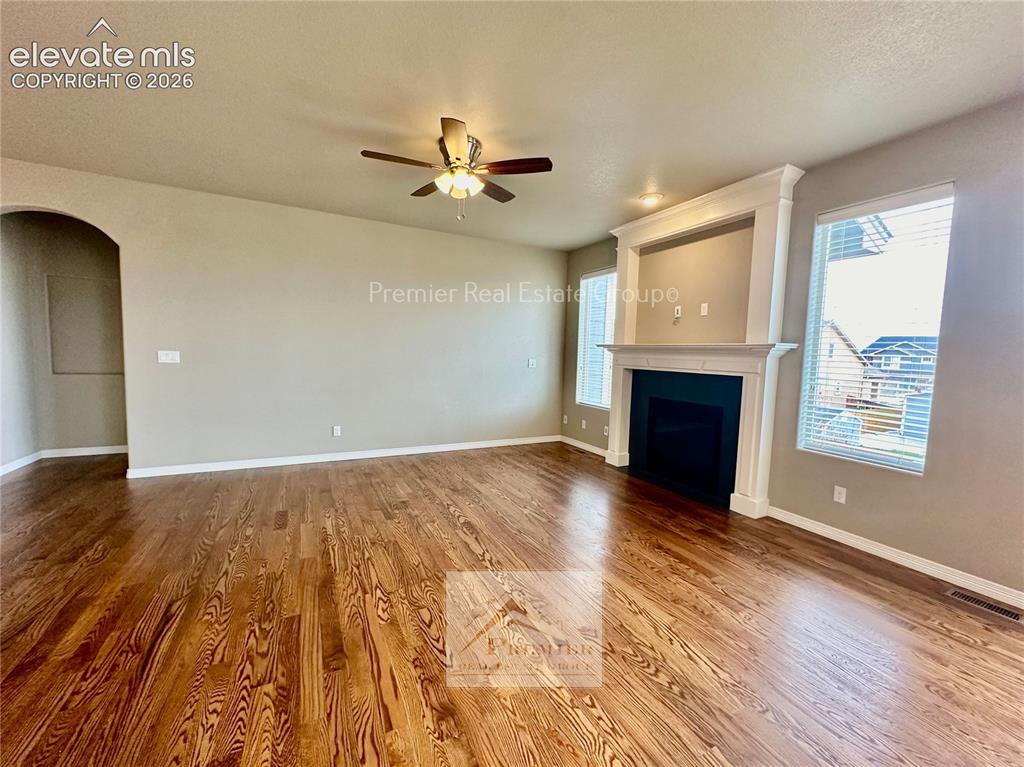 Image 7 of 21: Living Room