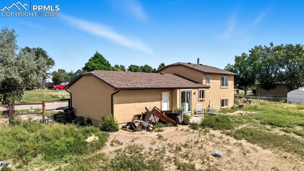 Image 31 of 34: With some TLC this huge backyard could be a wonderful retreat.