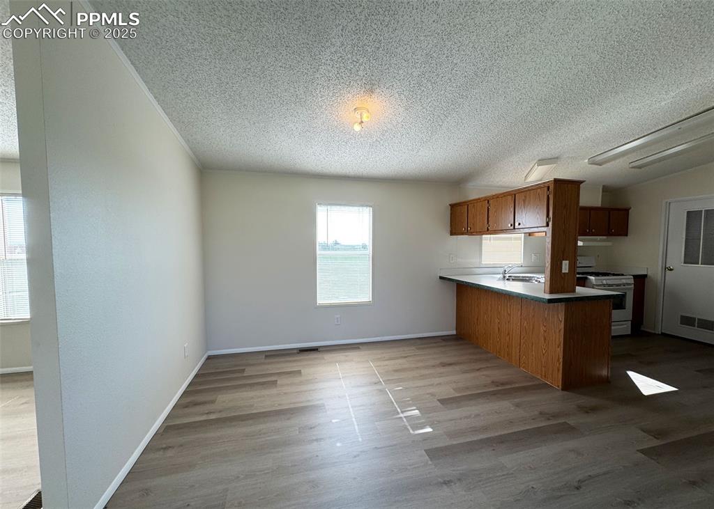 Image 10 of 47: Dining Area