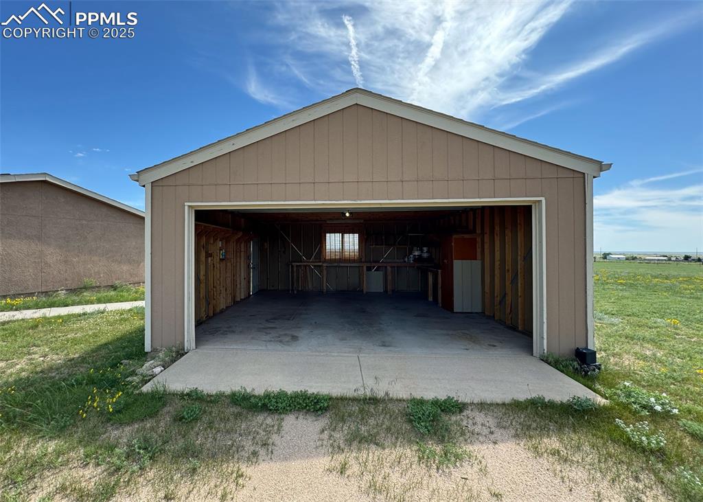 Image 42 of 47: Garage