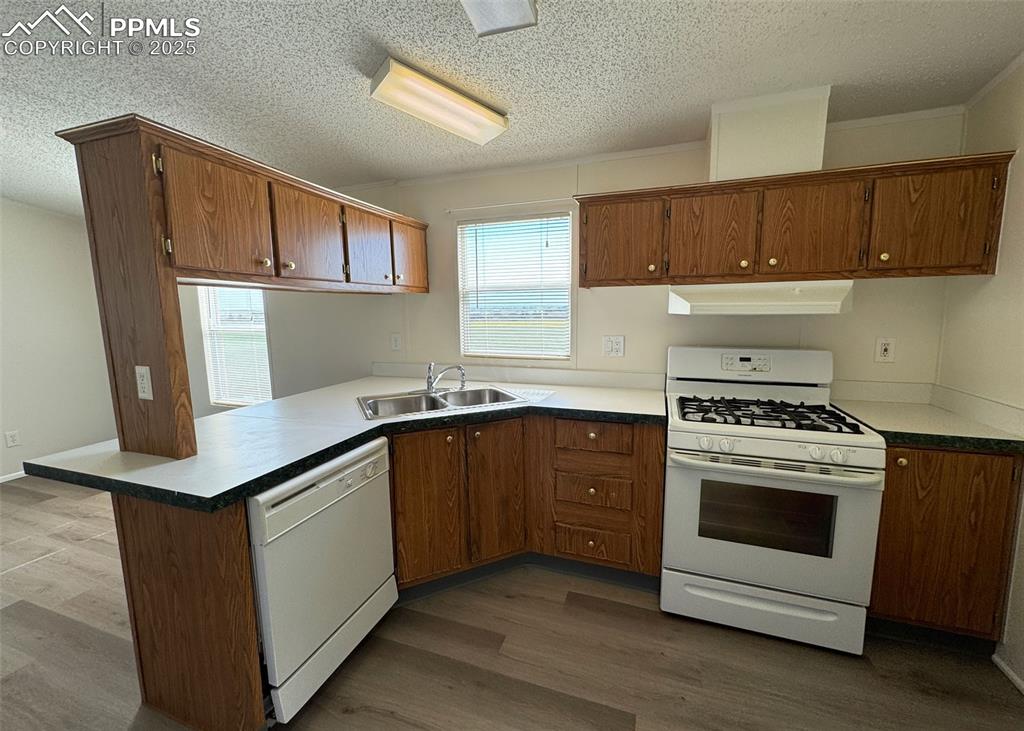 Image 5 of 47: Kitchen