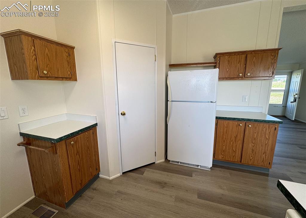 Image 7 of 47: Kitchen