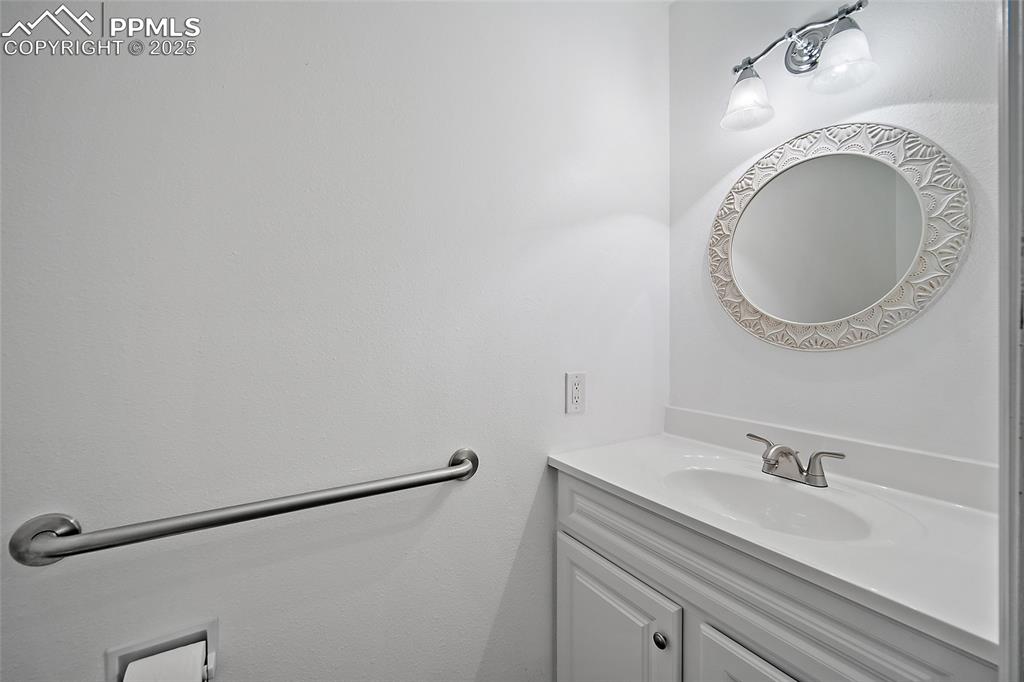 Image 29 of 41: Bathroom with vanity