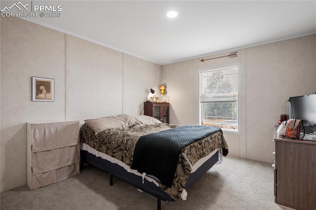 Image 17 of 29: Bedroom