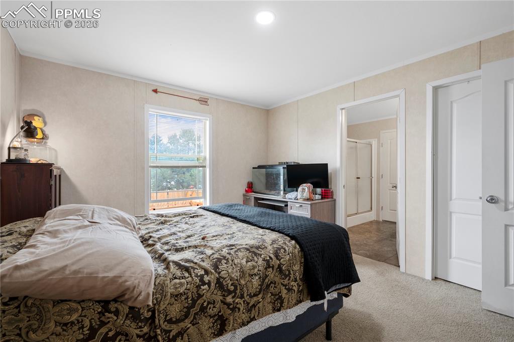 Image 18 of 29: Bedroom