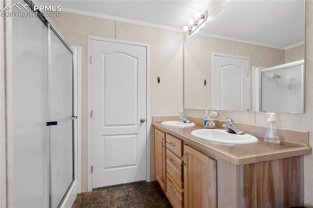 Image 19 of 29: Bathroom