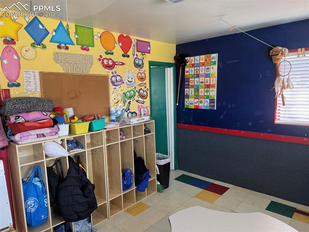 Image 15 of 26: View of room details
