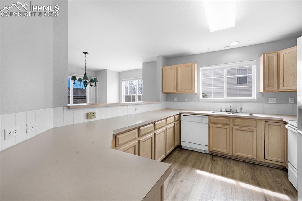 Image 12 of 27: Kitchen