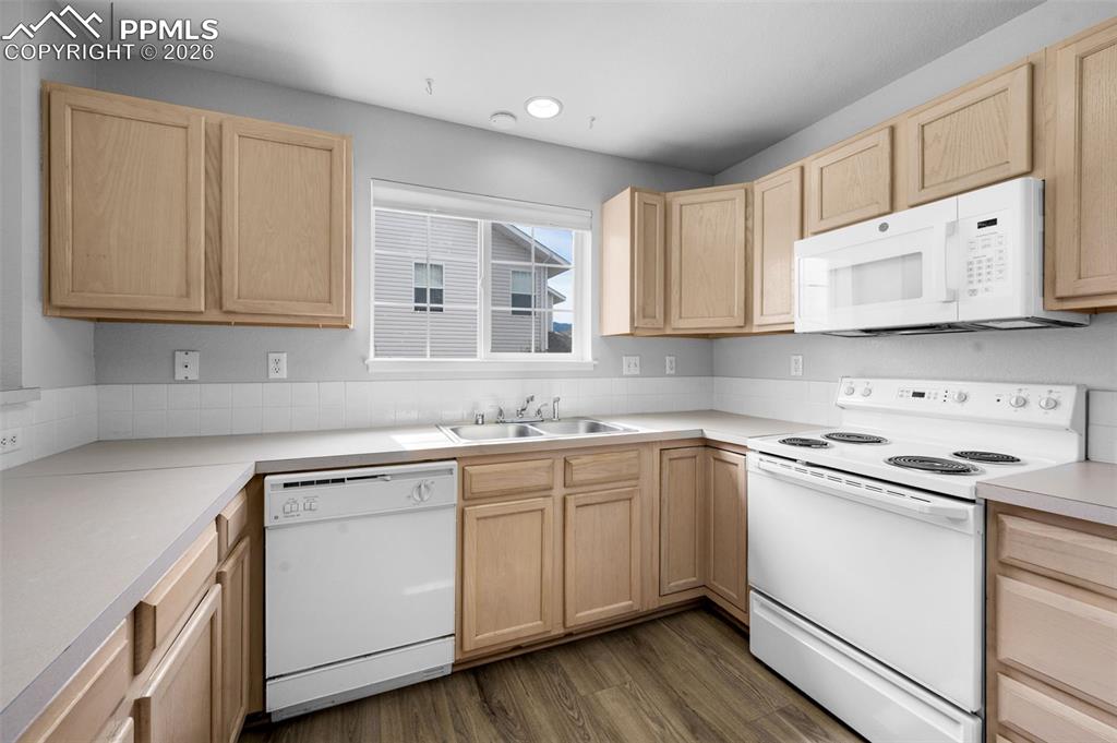 Image 14 of 27: Kitchen