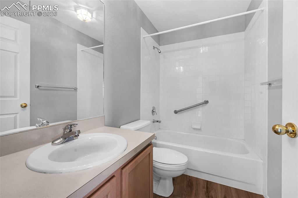 Image 16 of 27: Bathroom