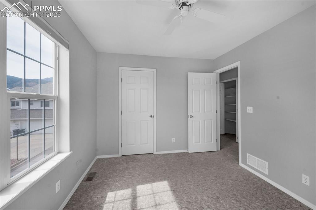 Image 18 of 27: Bedroom