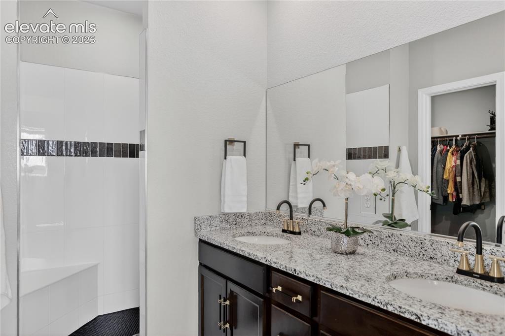Image 11 of 30: En-suite primary bath