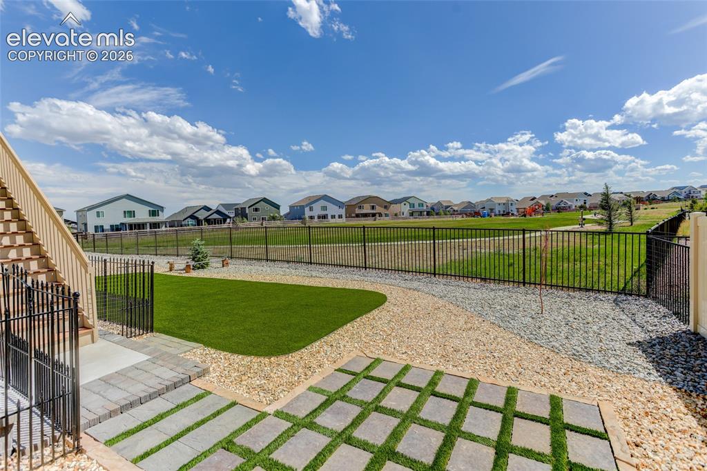 Image 24 of 30: Easy maintenance landscaping
