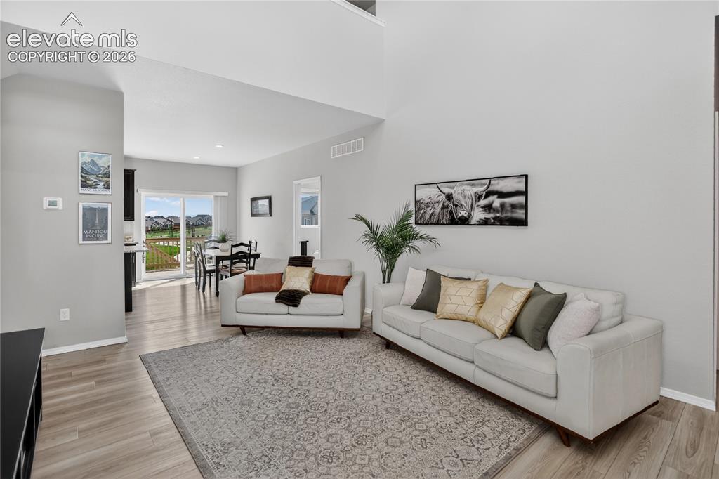 Image 4 of 30: Open living space