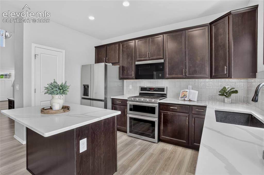 Image 9 of 30: Kitchen w/ new quartz counters