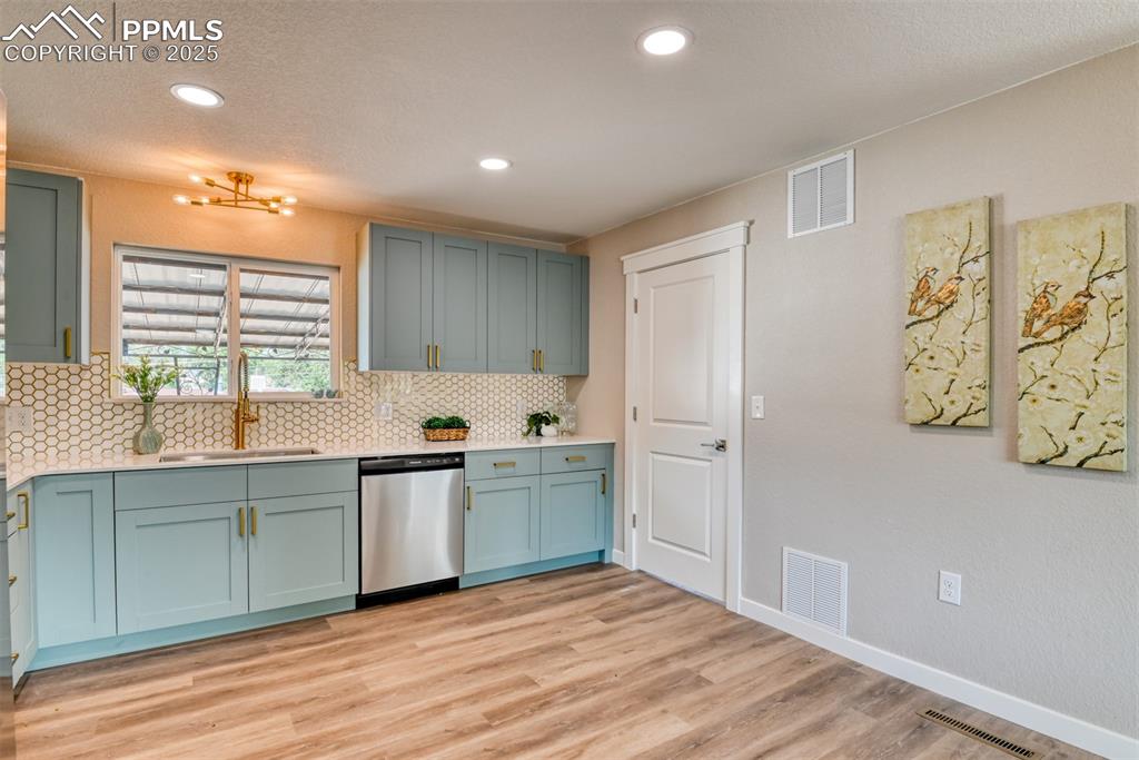 Image 10 of 30: Kitchen