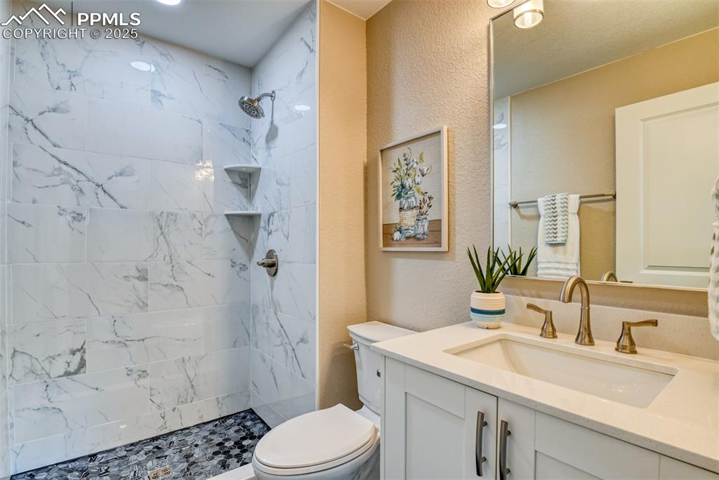 Image 16 of 30: Bathroom