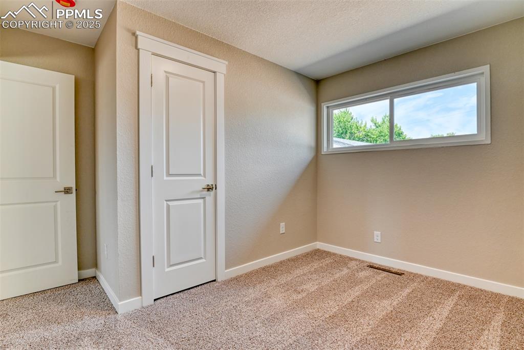 Image 18 of 30: Bedroom