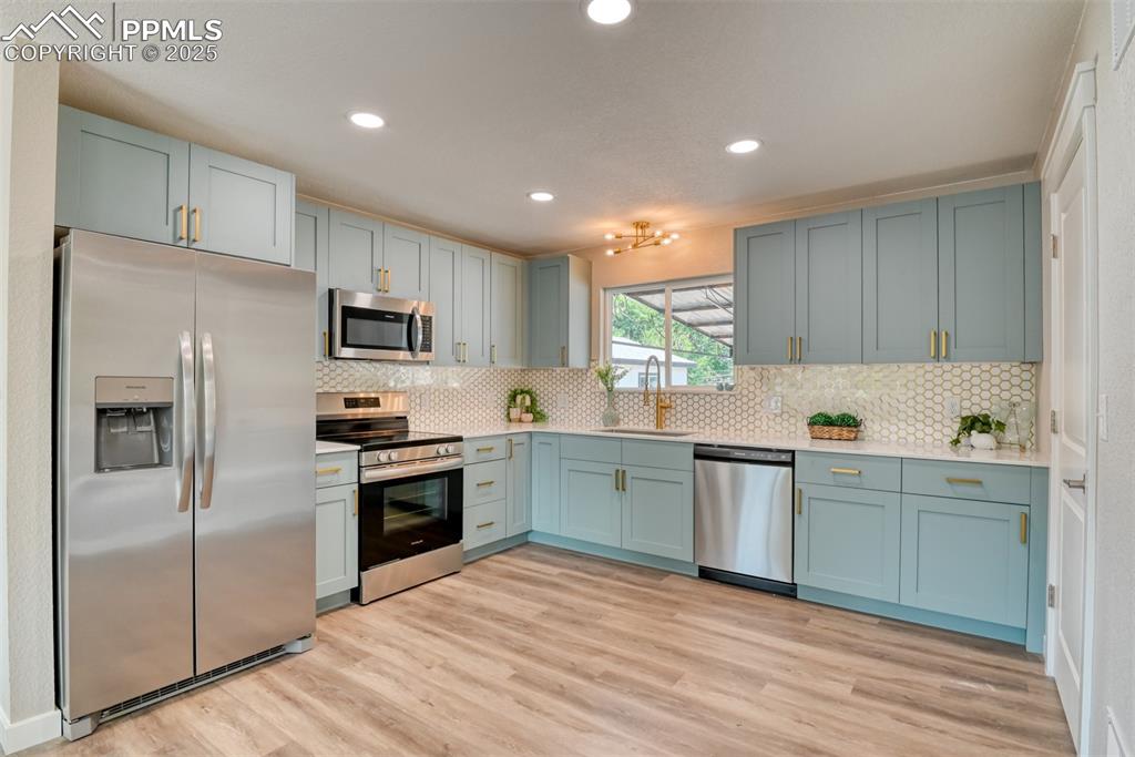 Image 7 of 30: Kitchen