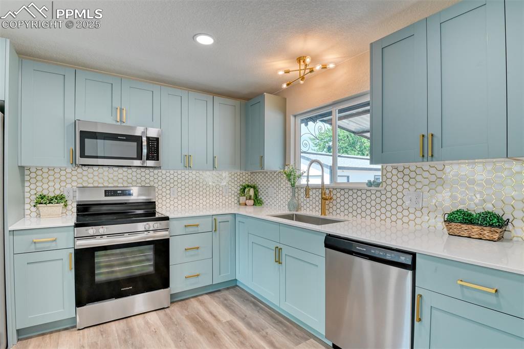 Image 8 of 30: Kitchen