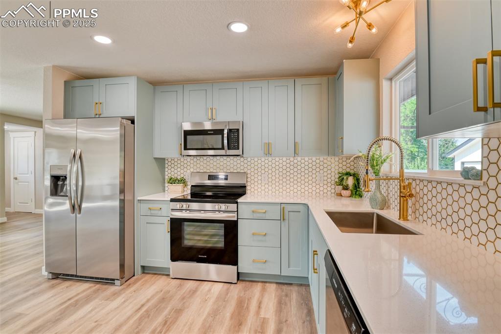 Image 9 of 30: Kitchen