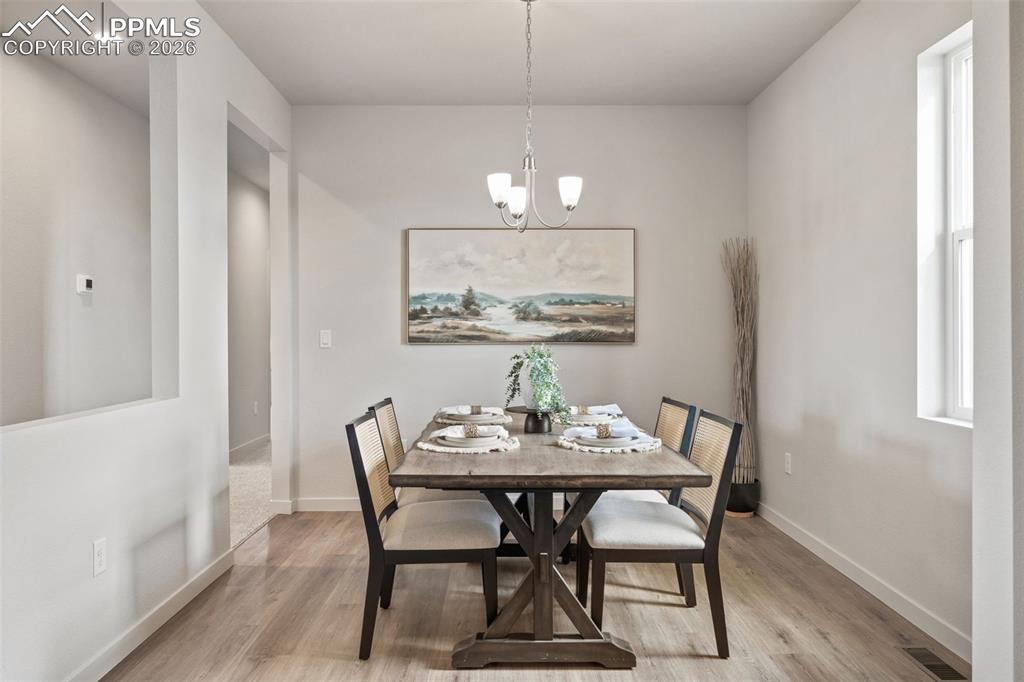 Image 16 of 44: Dining Area