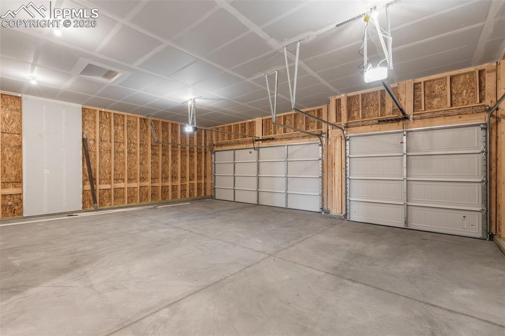 Image 35 of 44: Garage