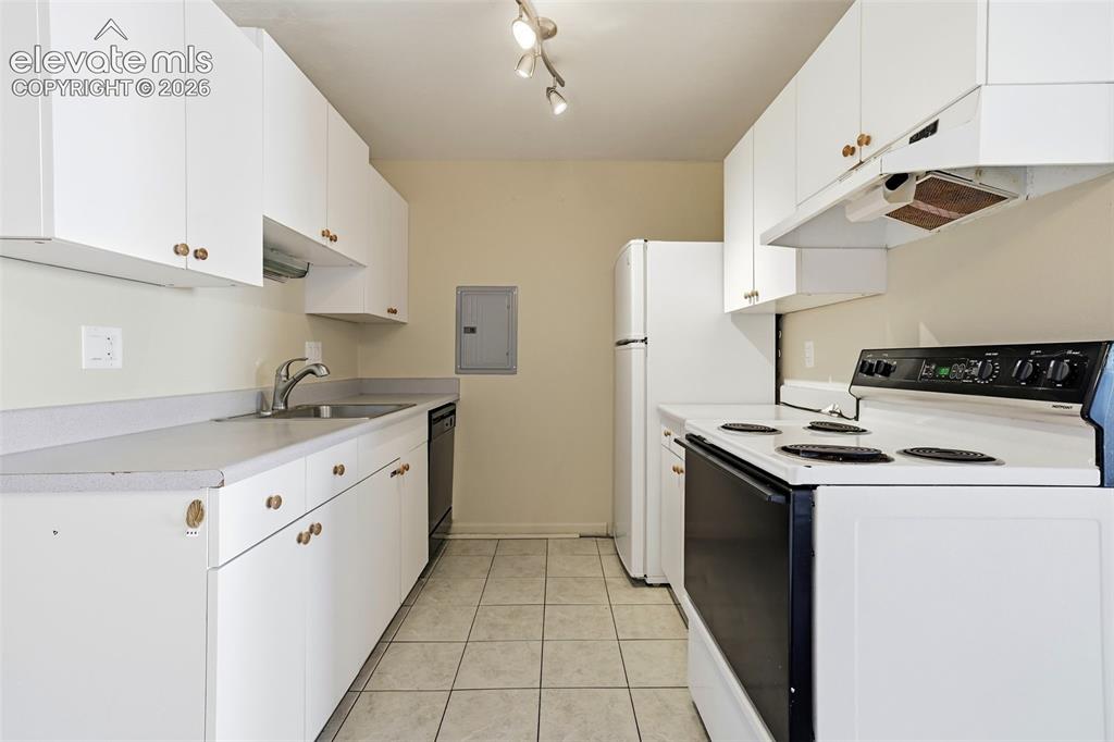 Image 5 of 19: Kitchen