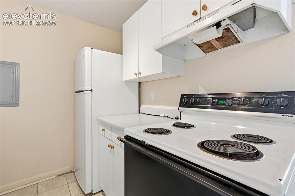 Image 7 of 19: Kitchen