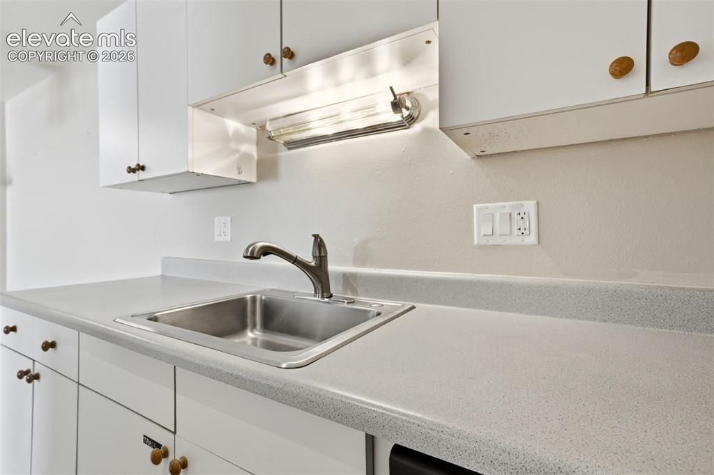 Image 8 of 19: Kitchen
