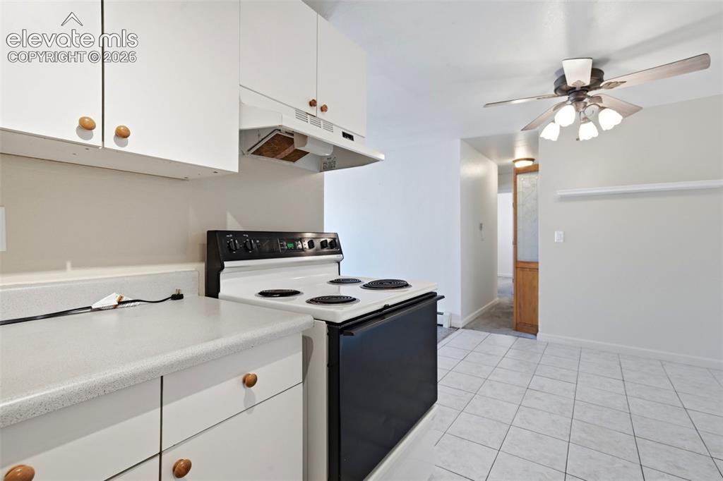 Image 9 of 19: Kitchen