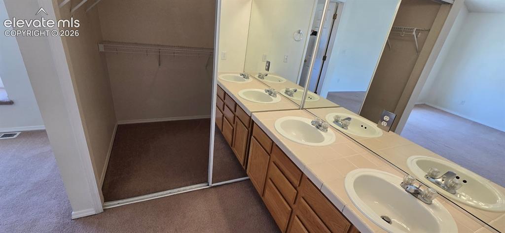 Image 13 of 32: Bathroom