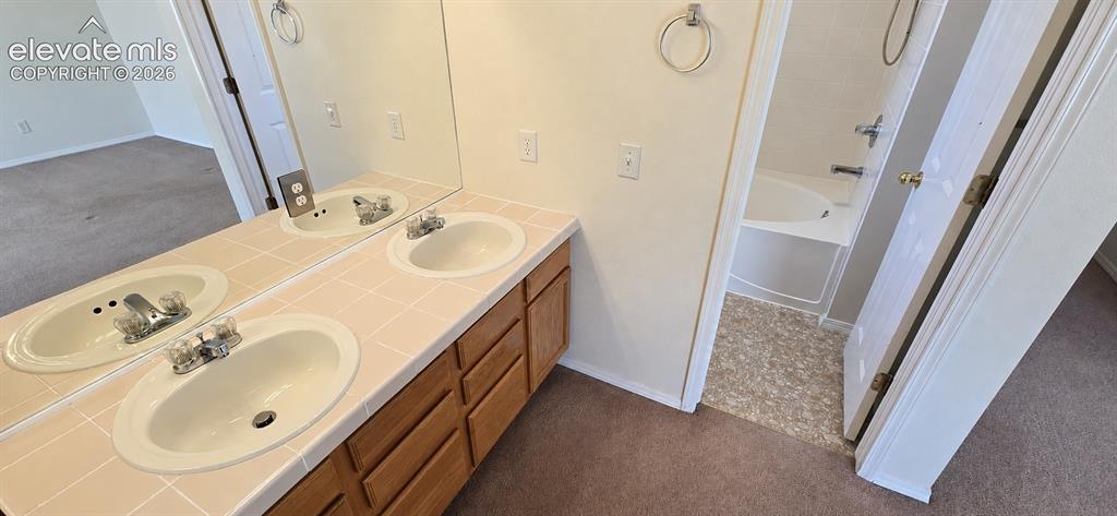 Image 14 of 32: Bathroom